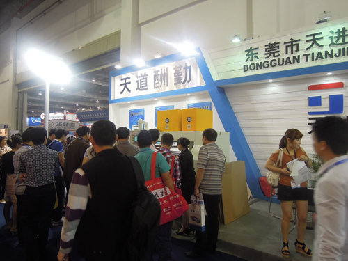 2012年展会上人海济济